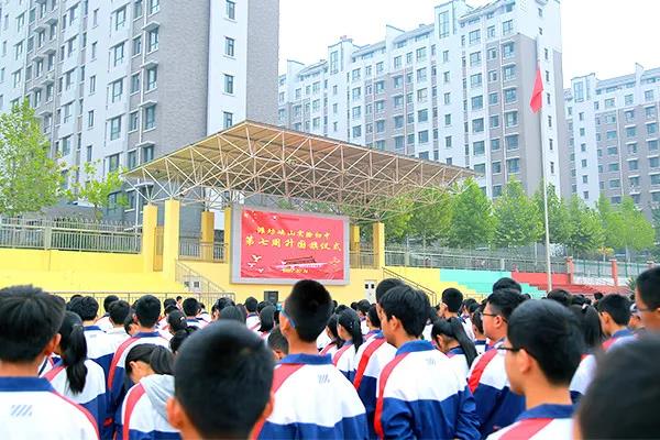 潍坊峡山实验初中：身边的感动——我校隆重举行第七周升国旗仪式