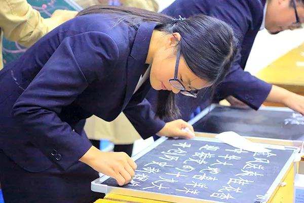 潍坊峡山实验初中：挥毫泼墨，书我豪情—我校举办“喜迎十九大”教职工书法系列比赛