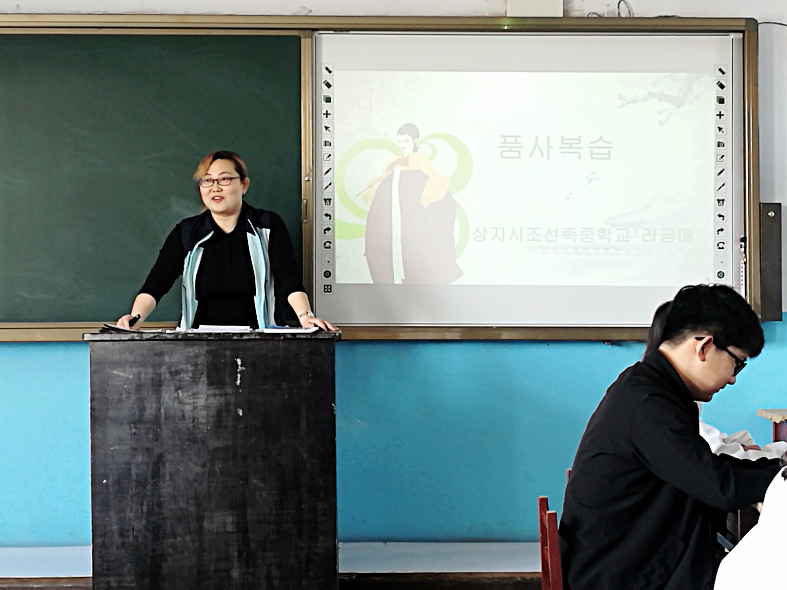尚志市朝鲜族中学每年都要组织教师公开教学活动,推进新课程改革进程