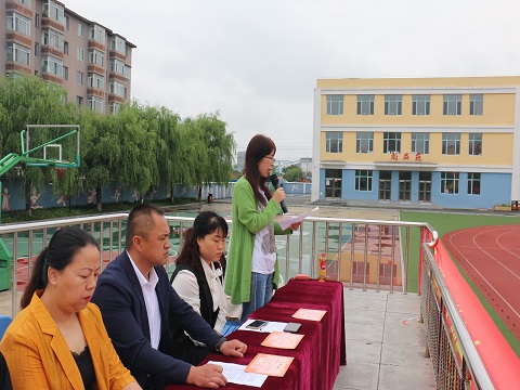 名单，为所有毕业的同学们在珲春六小的学习生活画上了一个圆满的句号。随后，张薇薇副校长和金丽红副校长分